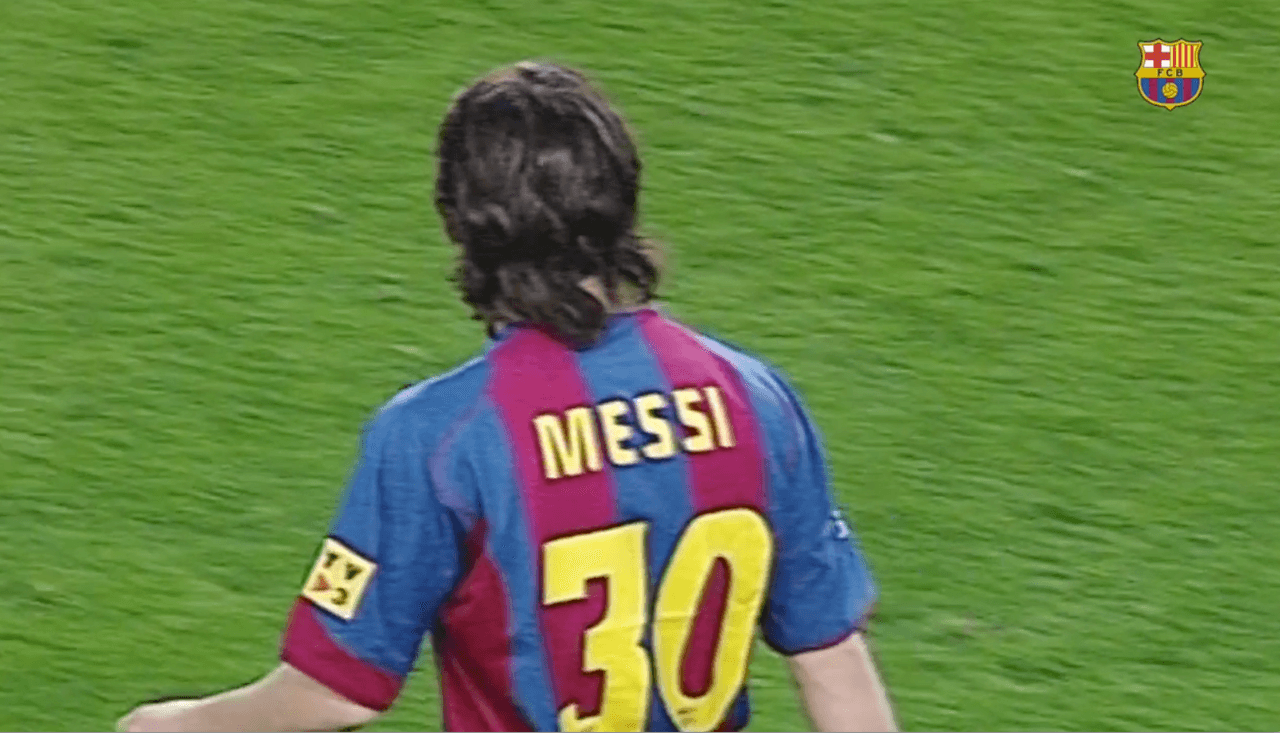 <b>Su memorable número ‘30’</b>
<br>En aquel momento el talentoso futbolista zurdo portabaa la casaca 30, antes de pasar al ‘19’ y finalmente el míitico ‘10’.