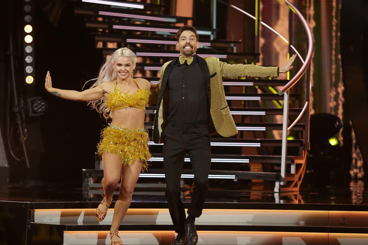 Adrián Lastra sorprendió a público y jueces con su porte. Dado que ganó este duelo, ya no volvió a bailar durante la primera gala.