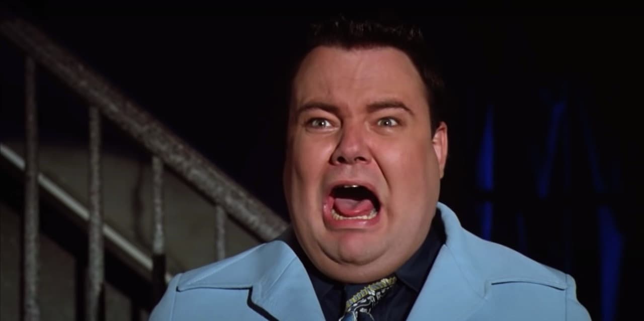 Glenn Shadix era Otho, el diseñador de interiores de la familia Deetz que accidentalmente se involucra en el conflicto con los fantasmas.