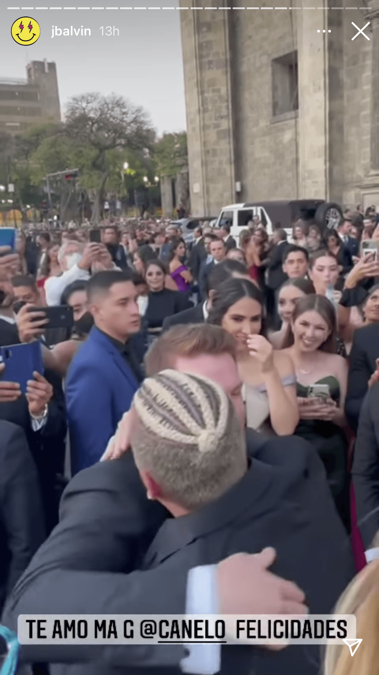 Al salir de la misa,
<b><a href="https://www.univision.com/shows/el-gordo-y-la-flaca/j-balvin-le-hace-una-broma-a-saul-canelo-alvarez-sobre-su-cara-y-asi-le-respondio-el-mexicano-video?_ga=2.3074096.1202118362.1621779453-1502666978.1614543559" target="_blank"> J Balvin se acercó a los medios</a></b> de comunicación como 
<b>Despierta América</b> para mandar un mensaje de buen augurio a los recién casados. 
<br>