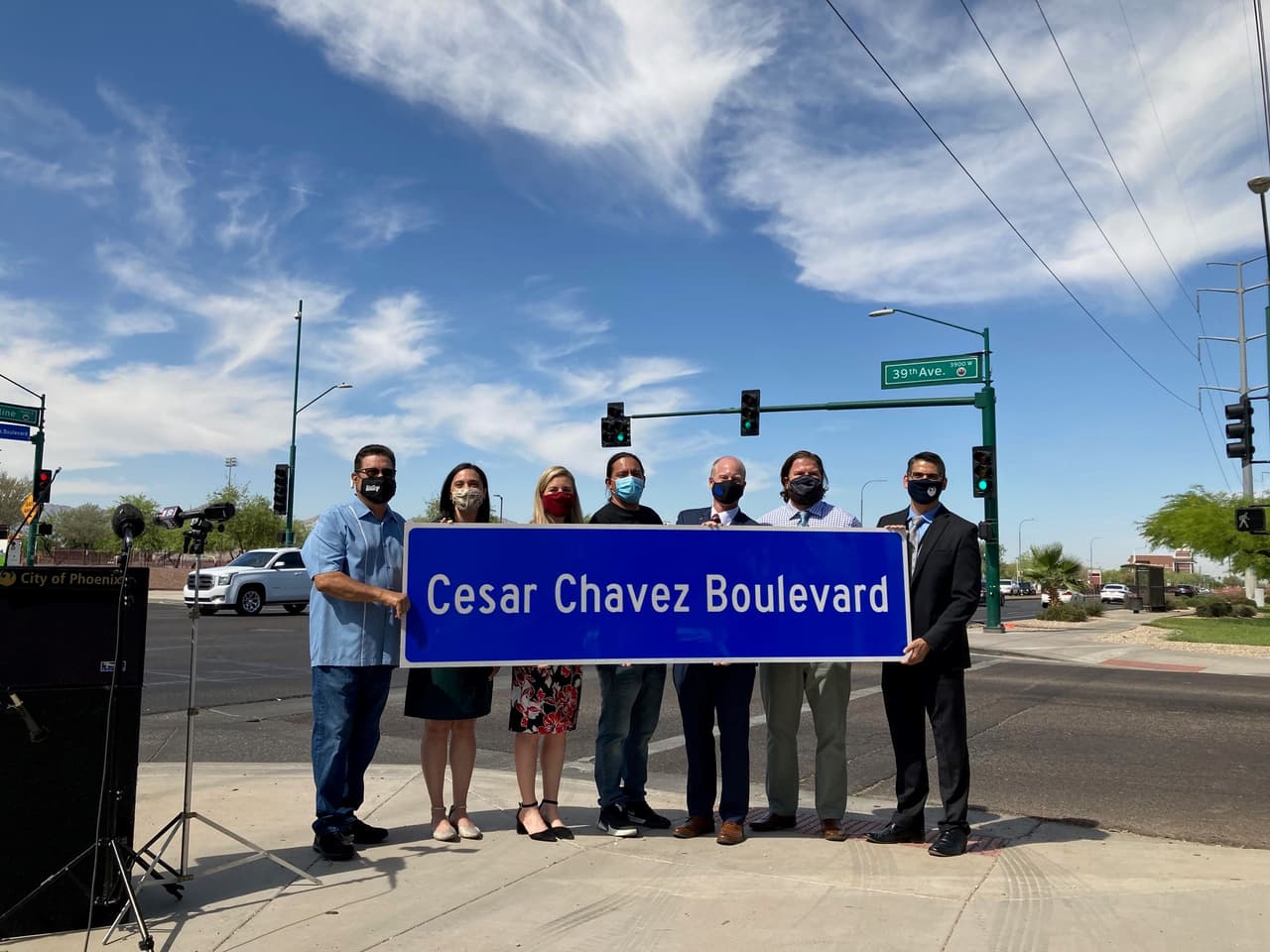 <a href="https://www.univision.com/local/arizona-ktvw/alcaldesas-de-tucson-y-phoenix-hablan-de-la-educacion-en-arizona-durante-la-administracion-biden-video">La alcaldesa Kate Gallego</a>, Vice Alcalde Carlos García, Concejal Yassamin y Michael Nowakowski
<br>presentaron los nuevos letreros el miércoles 5 de mayo. La ceremonia se realizó a las afueras de la preparatoria y parque Cesar Chávez al sur de Phoenix. 
<br>