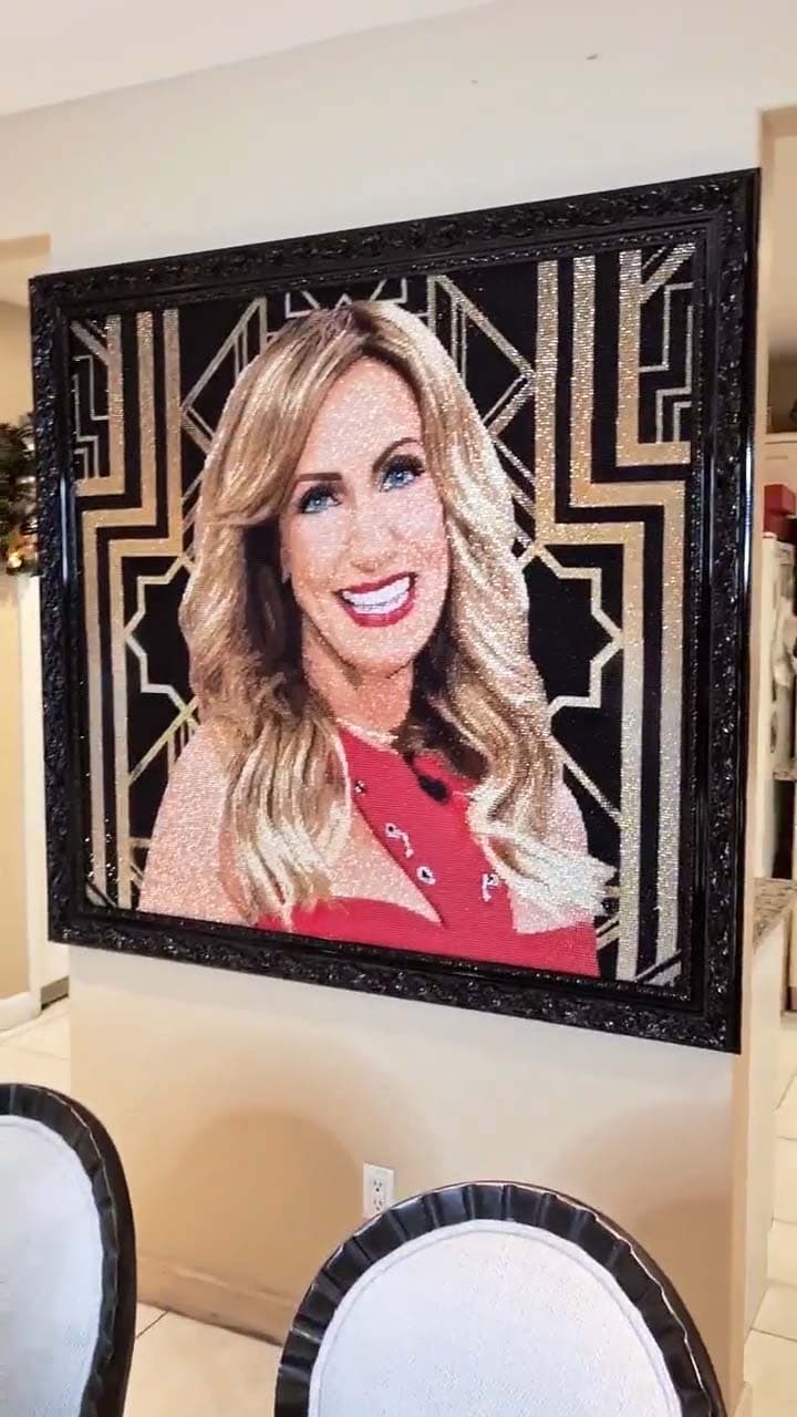 <b>#ElCuadroEsMasGrandeQueLaPared,</b> Lili Estefan creó en sus redes sociales un hashtag haciendo referencia del gran tamaño del retrato al que catalogó como una
<b>"verdadera joya".</b>