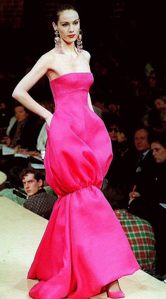 Las tonalidades rosas se veían en los vestidos de noche, el strapless era lo que más se usaba.