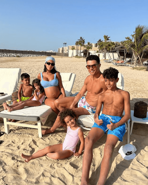 Los
<a href="https://www.univision.com/famosos/cristiano-ronaldo-hijos-parejas">gemelos de Georgina y Cristiano ampliarán la bella familia</a> que ambos han creado y se conforma por cuatro niños más: Cristiano Jr., los mellizos Eva y Mateo y su primera hija en común, Alana Martina