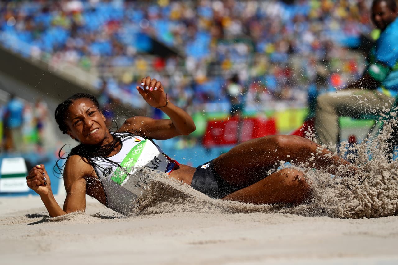 La ganadora de la medalla de oro en el heptatlón, Nafissatou Thiam (Bélgica), durante el salto triple de la competencia.