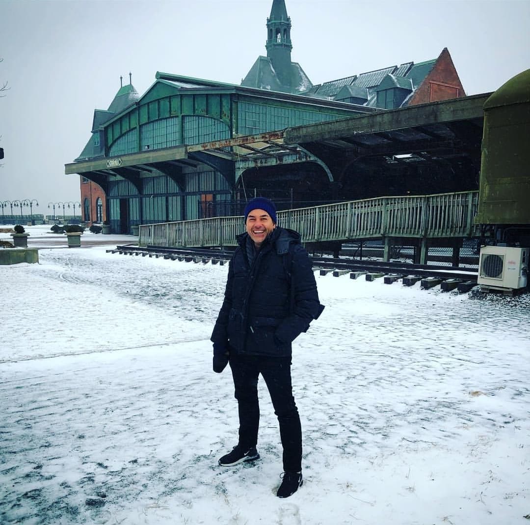 Carlitos disfruta viajar, ya sea por placer o por trabajo, como en esta ocasión que se encontraba con el equipo de Despierta América en Nueva York y en sus redes sociales publicó lo siguiente: “No hay frío cuando el corazón está contento. Gracias a todos por su calorcito”.
<br>