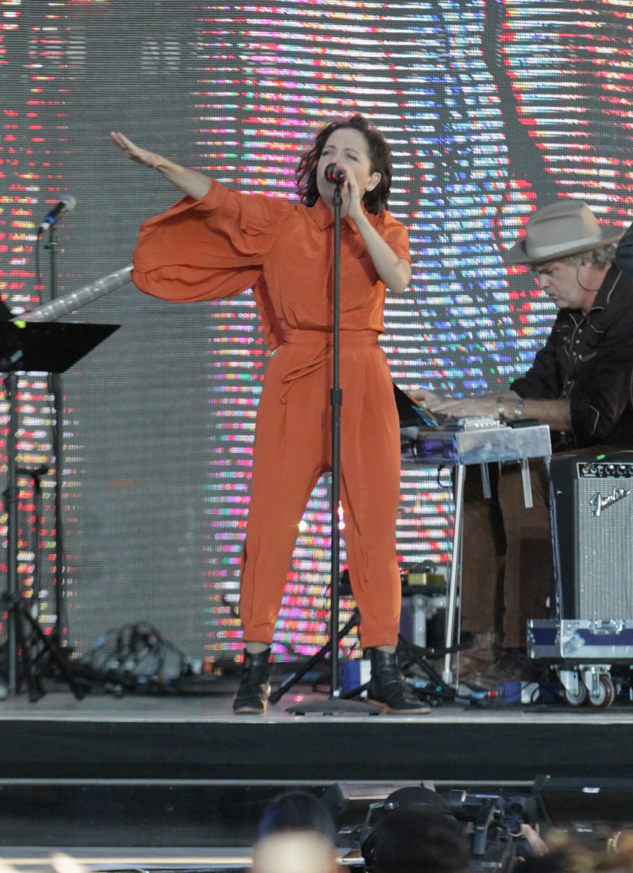 Lafourcade viste también en colores enteros, esta vez, elegió un anaranjado para uno de sus conciertos en el 2016.