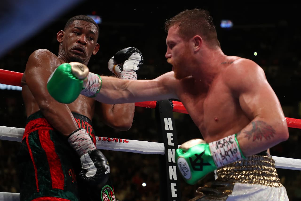 Canelo lucía cansado al cierre del round 11 mientras Daniel Jacobs buscó contragolpear para darle cierre al encuentro.
