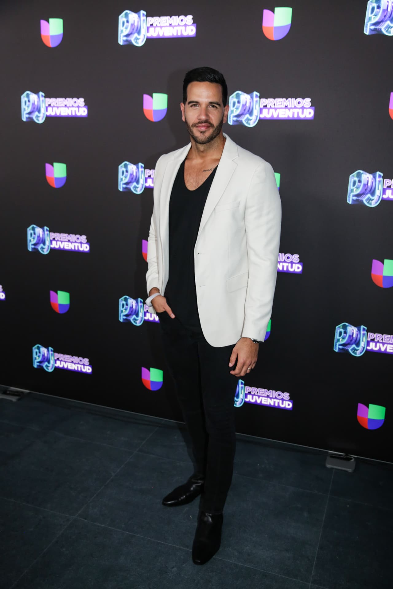 El chef Yisus muy formal y puntual en la fiesta de Premios Juventud.