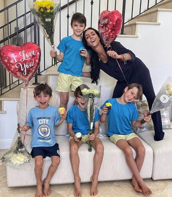 La mansión está ubicada en la 
<b>exclusiva isla de La Gorce</b>, en el número 64 en Miami Beach, Florida. 
<br>