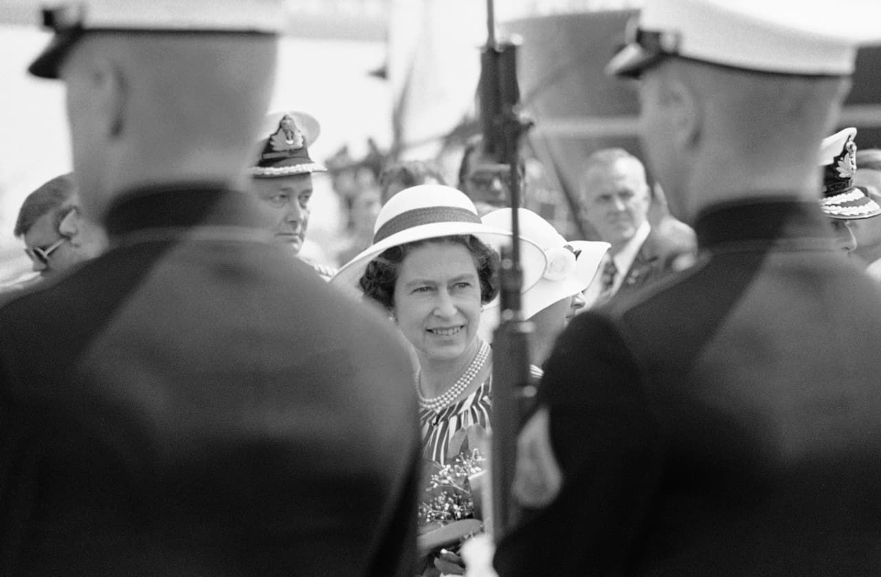 La reina Isabel II ve a una guardia de honor que la recibió a su llegada a 
<b>Filadelfia</b>.