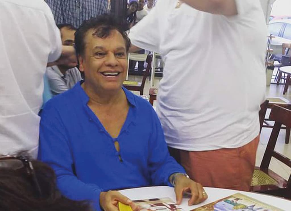 Una
<b> fotografía </b>publicada al 
<b>mes siguiente de su muerte </b>inició la polémica en redes sociales, pues la imagen mostraba a Juan Gabriel en una cafetería y muchos afirmaban que había sido tomada luego del deceso, aunque hasta hoy no se ha podido confirmar en qué fecha fue realizada.