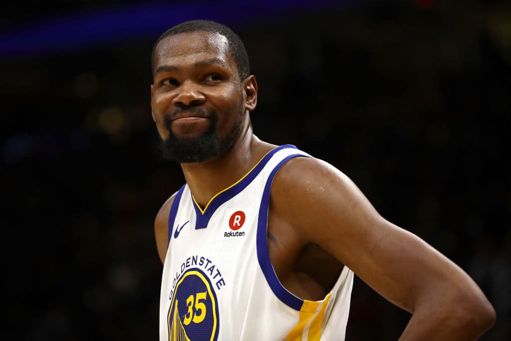 Kevin Durant con su brillante actuación se echó a los Warriors al hombro y pone a Golden State al borde de su cuarto título en la historia de la franquicia, y el segundo para él.