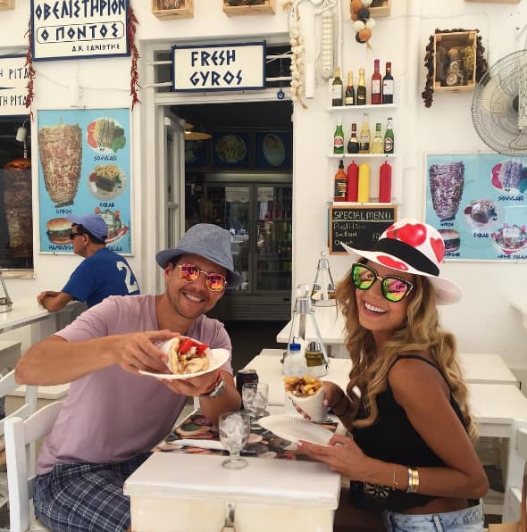 Alejandro Chabán: "#GREECE comiendo los famosos #Gyros 🇬🇷 #yesyoucan #mykonos". (Junio 16, 2016)