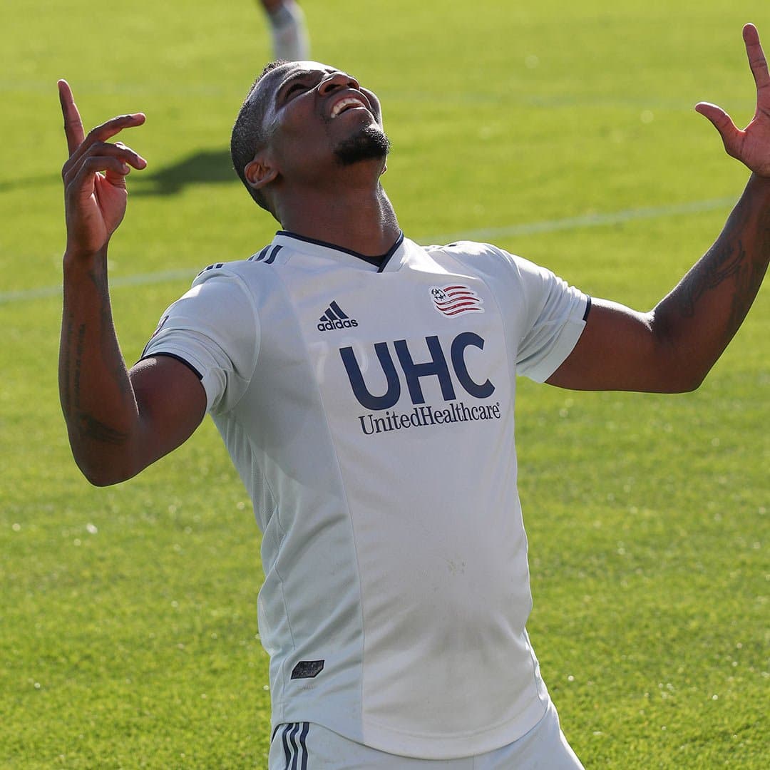 Una opción sobria dentro de las opciones de uniformes de los equipos de la MLS. (New England Revolution)