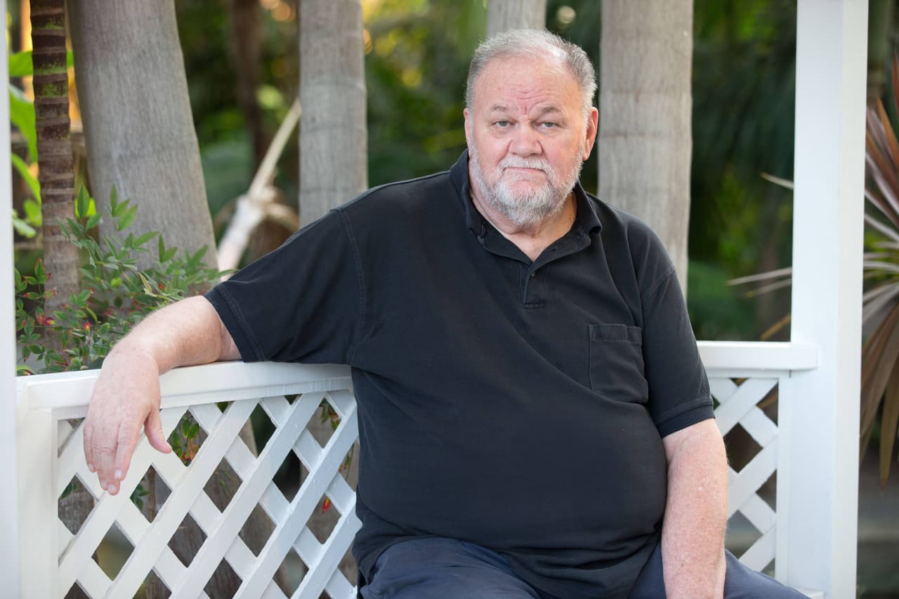Thomas Markle, el padre de Meghan, ha tenido diversos roces con la familia real que iniciaron cuando negoció unas fotos con un paparazzo antes de la boda.
<br>
