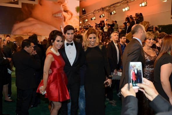 Te llevamos detrás de cámaras y mira todo lo que pasó mientras tus artistas desfilaban por la alfombra verde. 