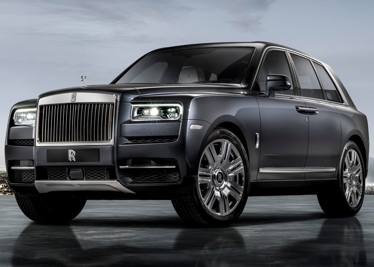 Por supuesto, la Rolls-Royce Cullinan se destaca por su ultra lujo. No obstante, su mecánica no tiene nada que envidiarle a la de otros modelos, pues equipa un motor V12 de 6.7 litros doble turbo con una potencia máxima de 563 caballos de fuerza y 627 lb-pie de torque. Su velocidad máxima es de 155 mph y ofrece una aceleración de 0 a 60 mph en 4.5 segundos. Tomemos en cuenta que esta SUV pesa 6,150 libras, así que su rendimiento es bastante respetable. Su precio inicial es de 325,000 dólares.
<br>
<br>
<b>Relacionado:</b>
<a href="https://www.univision.com/noticias/pruebas-de-manejo/prueba-rolls-royce-cullinan-rompiendo-con-las-viejas-tradiciones"><u>Prueba: Rolls-Royce Cullinan, rompiendo con las viejas tradiciones</u></a>