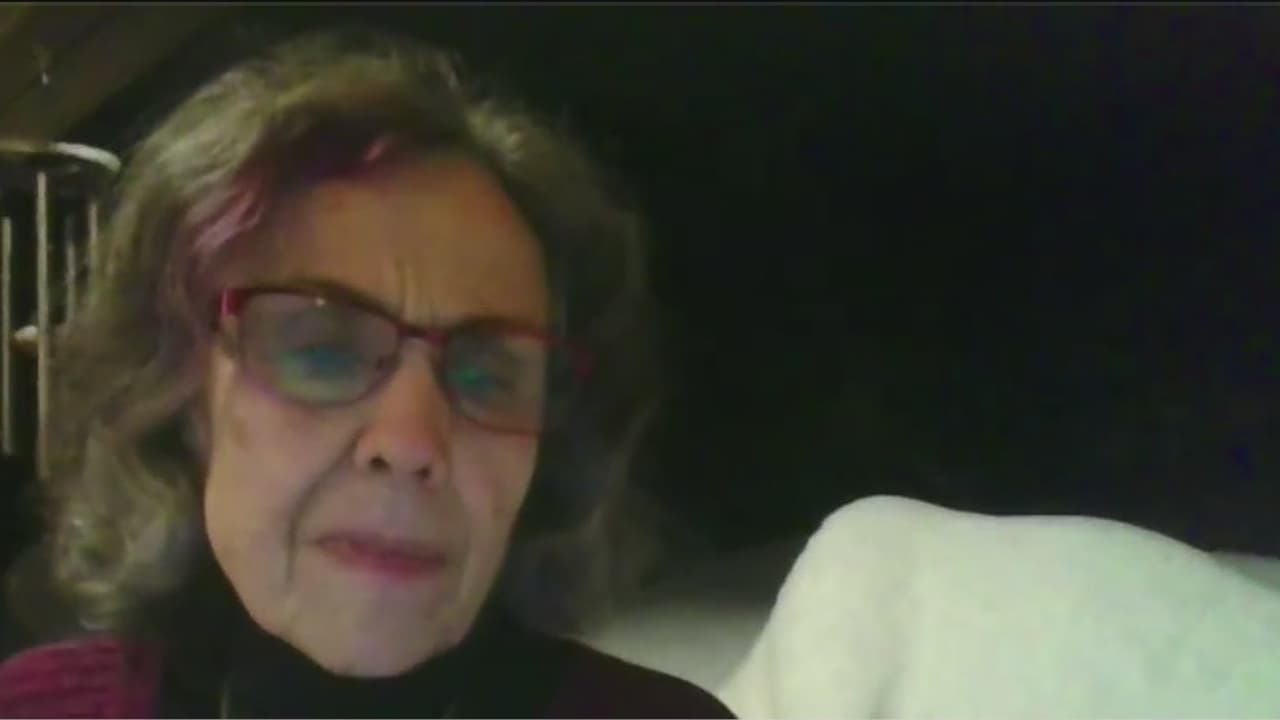 La señora Monina Vásquez muestra la acumulación de nieve que la ha obligado a ella y a otras familias de Truckee a permanecer en casa desde hace días.