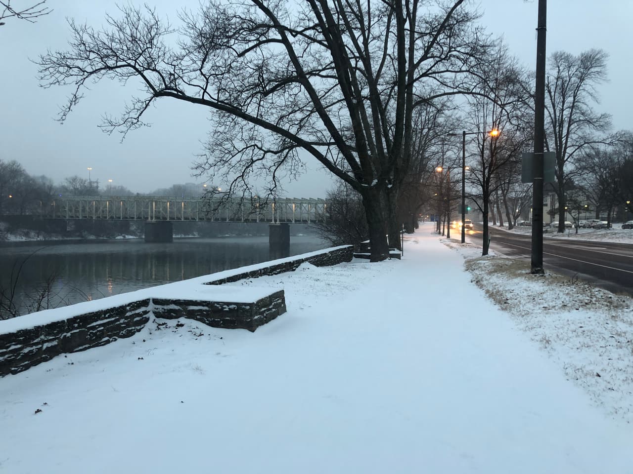Limpie la nieve de los desagües de alcantarillado del vecindario para permitir que la nieve derretida drene.Los automovilistas deben permitir tiempo adicional, tener paciencia y mantener distancias de conducción seguras.
<br>