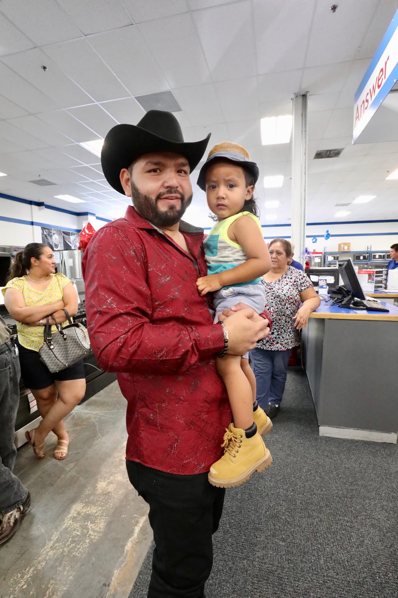 <b>El Tambochi</b> no podía faltar y también la hizo de niñera durante el evento con sus radioescuchas.