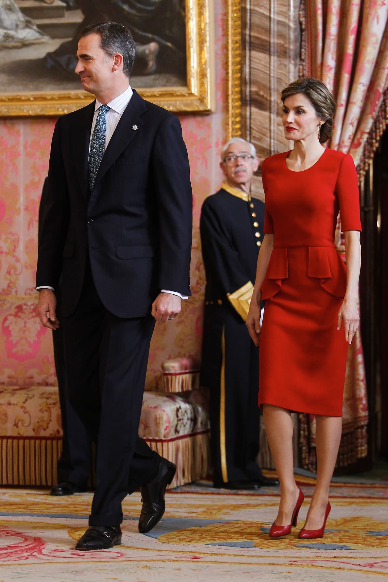 El rojo, lo han repetido los expertos de moda que no la desamparan ni un minuto, es el color favorito de la reina para las ocasiones más especiales. Este vestido con peplum (esa sobrefalda que sale de su cintura) de Carolina Herrera fue altamente reseñado después de protagonizar la entrega de los Premios Cervantes.