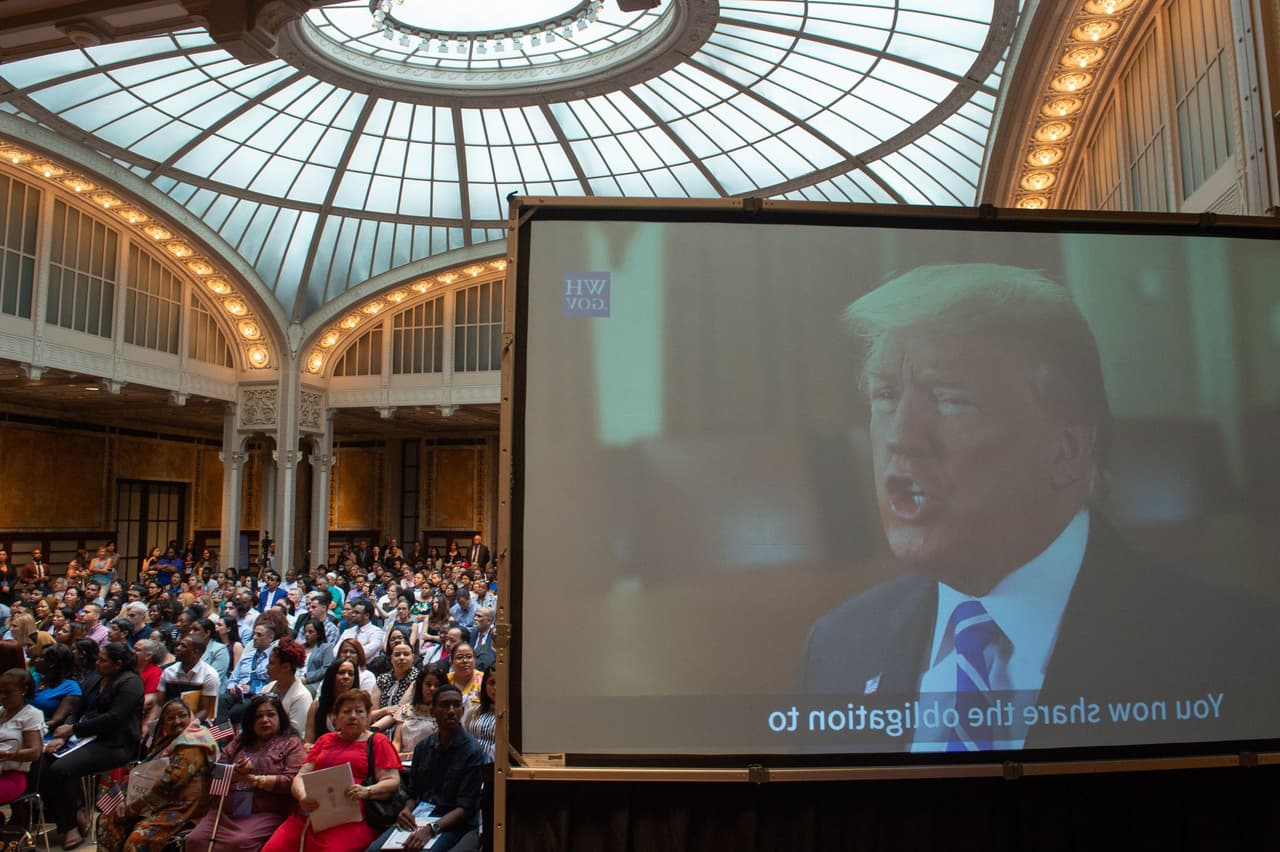 A través de pantallas el presidente Donald Trump envió un mensaje a los nuevos ciudadanos.