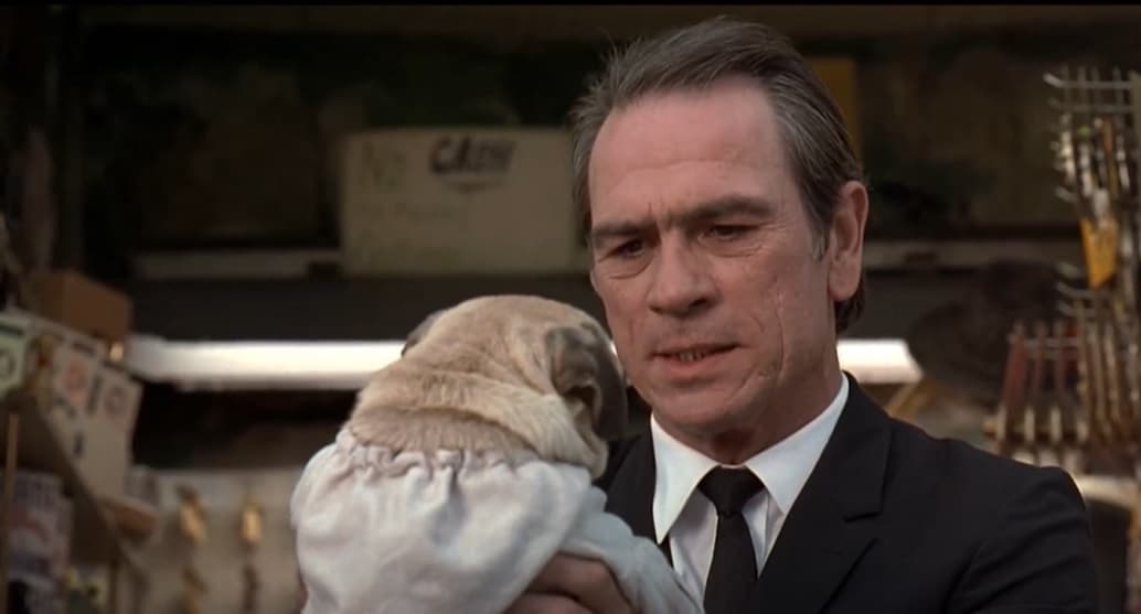 <b>Tommy Lee Jones </b>
<br>Es el mentor de 'J' en 'Hombres de Negro' y en su nueva misión le muestra todo lo que debe hacer para atrapar a los malos, ya que la organización para la que trabajan es secreta.