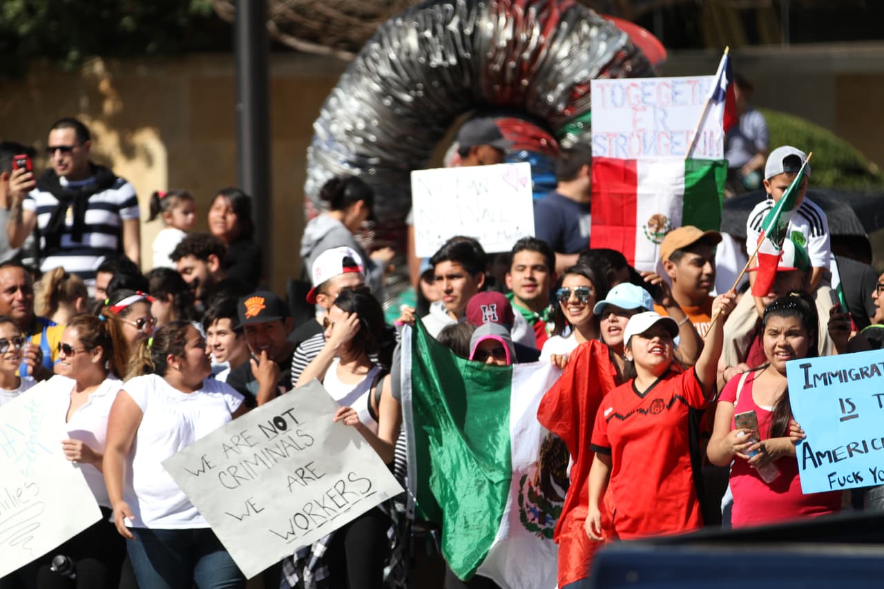 La colorida y concurrida manifestación de respaldo a los inmigrantes en Austin contó con la participación de personas de varias nacionalidades y diversas comunidades.