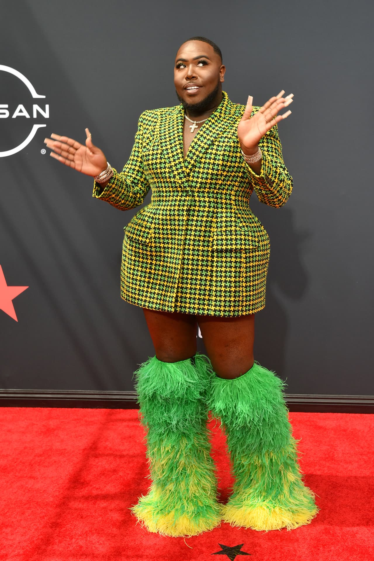 <b>Saucy Santana </b>
<br>Con el estilo que lo caracteriza, el rapero impactó a sus seguidores con un look de color verde y amarillo que consistió en un vestido de ‘blazer’ y unas bellas botas a juego.