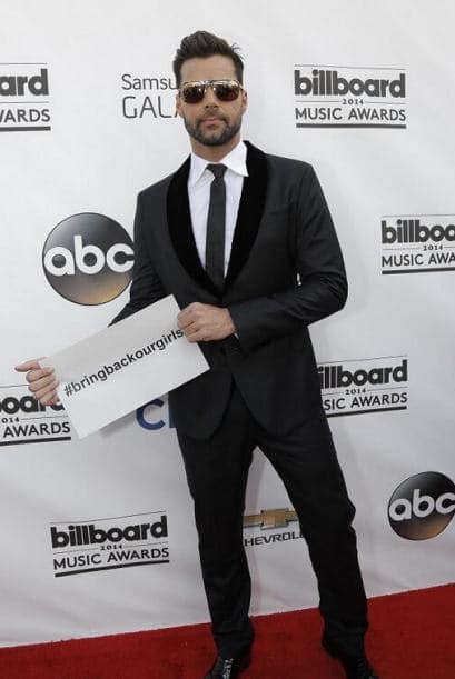 Ricky Martin llegó a los premios Billboard con esta pancarta. Fotos: Twitter