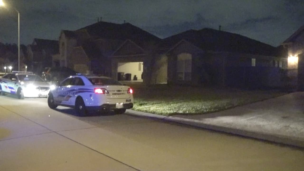 Hombre irrumpe en una casa con un rifle y el dueño le dispara: policía investiga el tiroteo en Houston