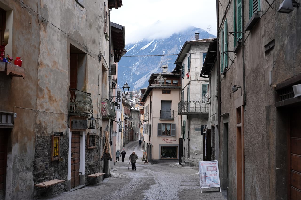 La gente pasea por Bormio, Italia, durante los Juegos Olímpicos de Invierno de 2026, el martes 10 de febrero de 2026. (Foto AP/Rebecca Blackwell)