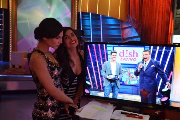 Y mientras ella ponía atención a lo que sucedía en pantalla, Vanessa se divertía de lo lindo.