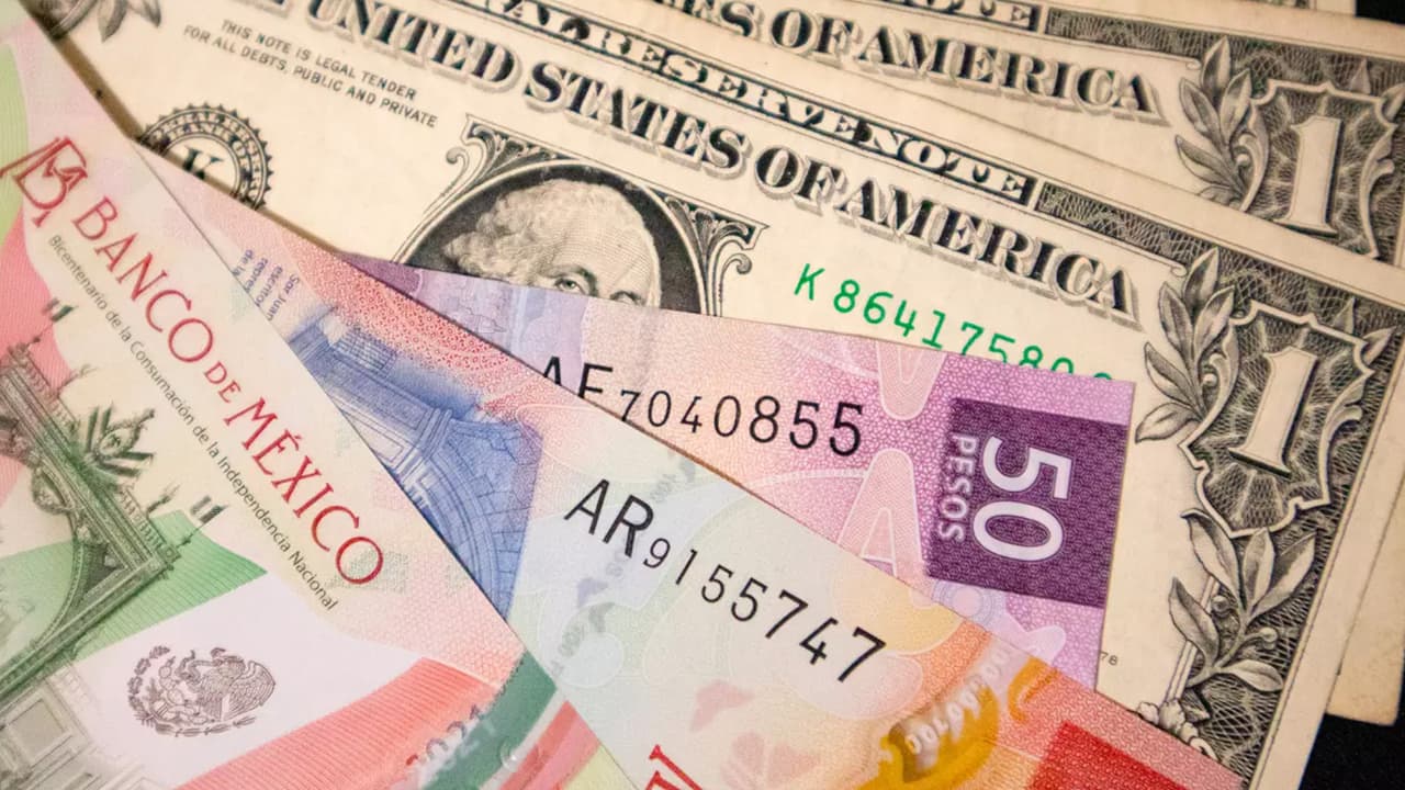 Más dinero y bienestar para sus familias: Caída del peso frente al dólar aumenta el envío de remesas hacia México