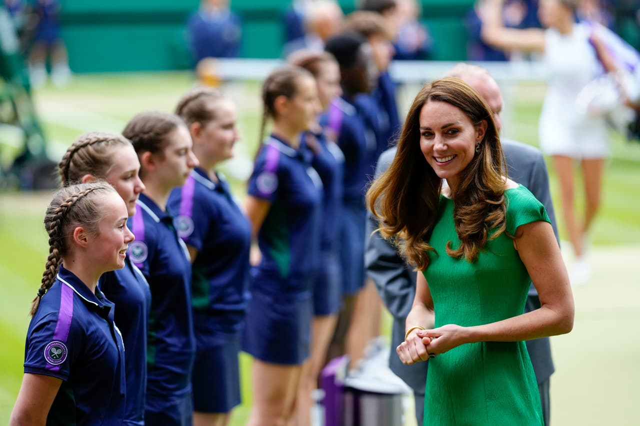 Este evento marcó la primera asistencia a un evento público de Middleton, 
<a href="https://www.univision.com/famosos/kate-middleton-aislada-covid-principe-william">tras finalizar el confinamiento</a> que dictan los protocolos sanitarios cuando una persona convive con un caso positivo de covid.
<br>