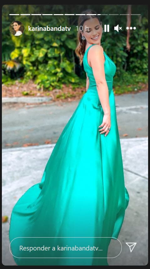 <b>Karina Banda</b> optó por una pieza en tonalidad verde y con una caída más amplia. 
<br>