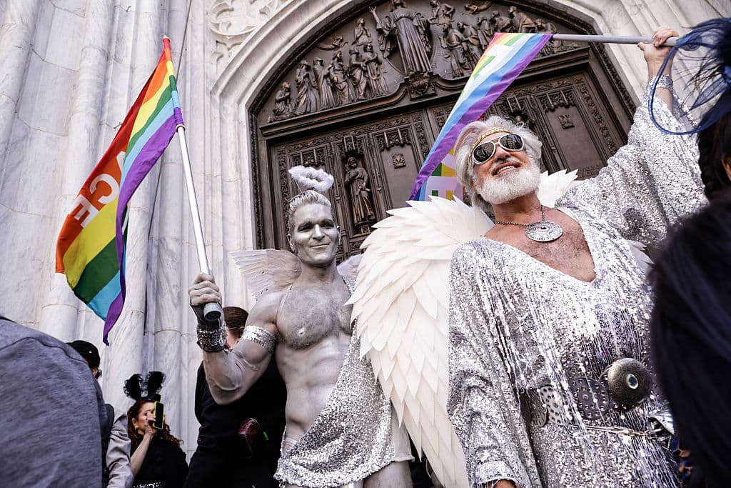 Banderas con los colores del arcoiris, en representación de las comunidades LGBTTQ+, ondearon frente a las puertas de la catedral de San Patricio, en la ciudad de Nueva York.