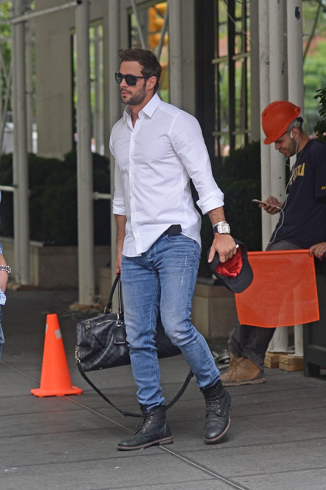 Willy salió con jeans y una ceñida camisa blanca.