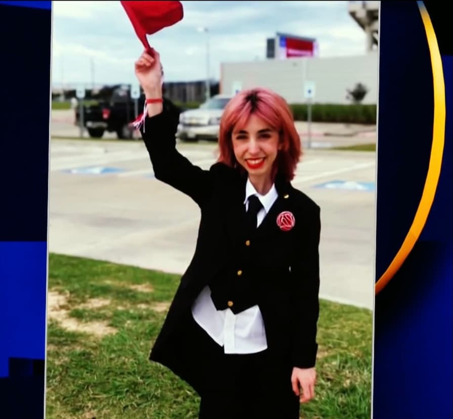 Con esas armas intelectuales en su cabeza y con la preparatoria terminada, la joven no pretende detenerse y sueña con ir a la 
<a href="https://www.univision.com/temas/universidades">universidad</a> 
<b>para “tener mi propia vida y ser independiente”. </b>
<br>