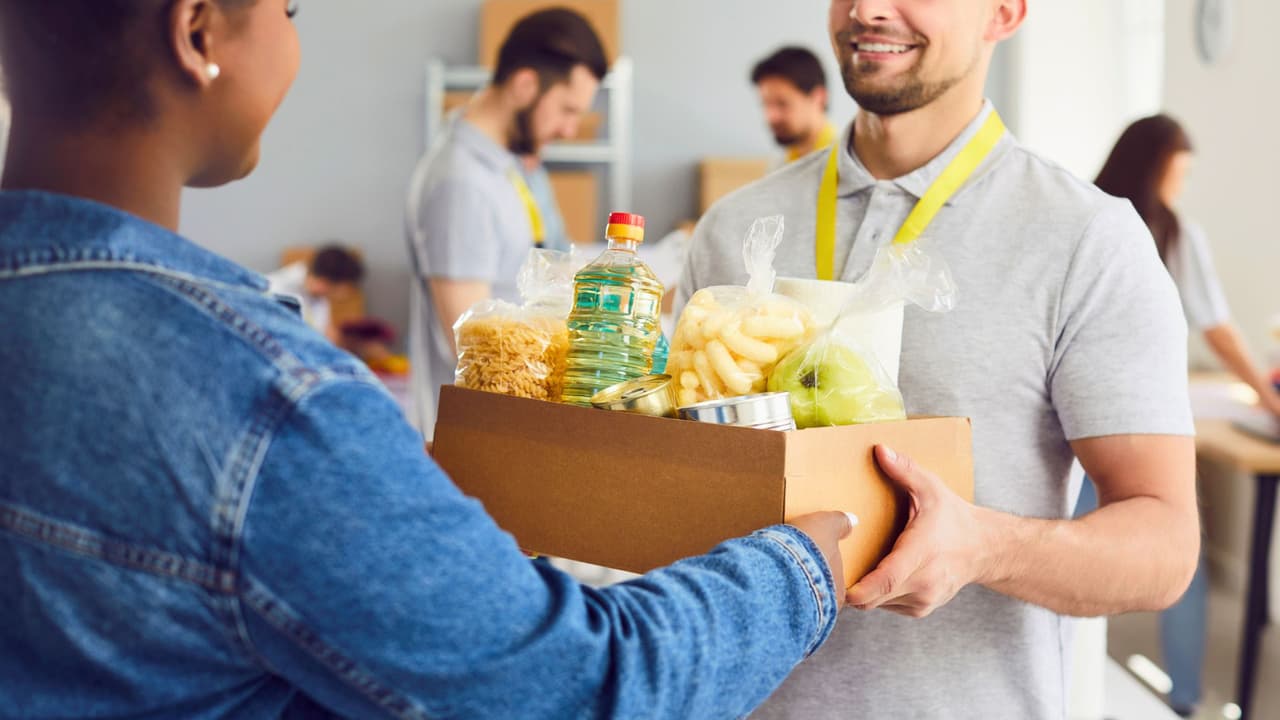 <h3 class="cms-H3-H3">🙌 Voluntariado en familia</h3>
<br>
<b>Otra forma significativa de celebrar es ayudando a otros.</b> Algunas organizaciones locales ofrecen oportunidades de voluntariado en familia, como repartir comida, ayudar en refugios o colaborar en eventos comunitarios:
<br>
<b>North Texas Food Bank (Plano) –</b> Requiere registro previo, pero hay espacios para familias.📍
<a href="https://maps.app.goo.gl/bUjhvgqjteX8JnR1A" target="_blank">3677 Mapleshade Ln, Plano</a>
<br>
<b>Catholic Charities Dallas –</b> Apoya con despensas, ropa o actividades comunitarias.📍
<a href="https://maps.app.goo.gl/oZ6A8n32KN5U3nJC9" target="_blank">1421 W. Mockingbird Ln, Dallas</a>
<br>
<b>Operation Kindness (Carrollton) –</b> Refugio para animales con oportunidades para ayudar.📍
<a href="https://g.co/kgs/UCh8PpF" target="_blank">3201 Earhart Dr, Carrollton</a>