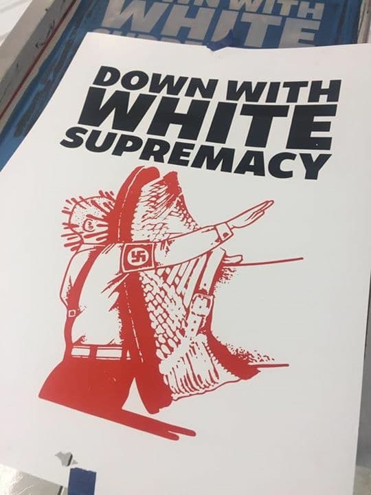 Con afiches diferenes grupos protestaron en el centro de Phoenix.