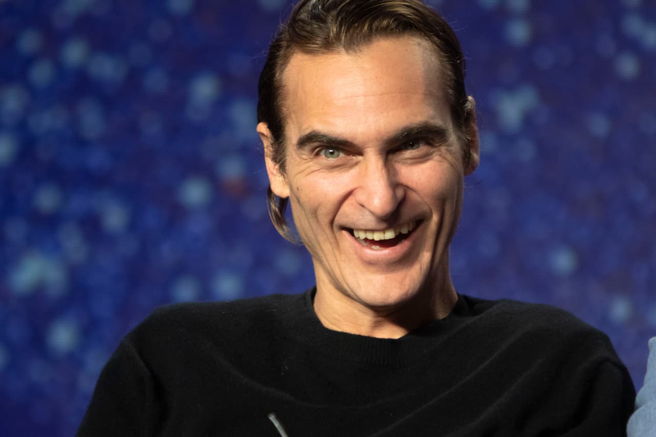 <b><a href="https://www.bbc.com/mundo/noticias-50018409" target="_blank">La crítica ha elogiado</a> </b>a Joaquin Phoenix por darle vida a una evolución del 'Joker', quizás debido a una combinación de su interpretación y variantes nuevas del personaje. Phoenix encarna a un 'Guasón', como se le conoce en algunos países de Latinoamérica, que padece
<b> <a href="https://www.bbc.com/mundo/noticias-49975677" target="_blank">una extraña enfermedad</a></b> que lo hace reírse aún en situaciones trágicas.