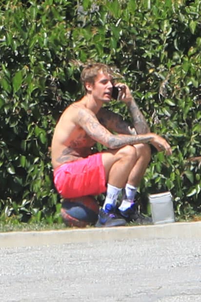 "Hice tantas cosas de las que luego
<b> <a href="https://www.univision.com/famosos/ni-siquiera-creo-que-deberia-estar-vivo-justin-bieber-lloro-en-la-presentacion-previa-de-su-nuevo-album-fotos" target="_blank">me he avergonzado</a></b>", comentó. 
<br>