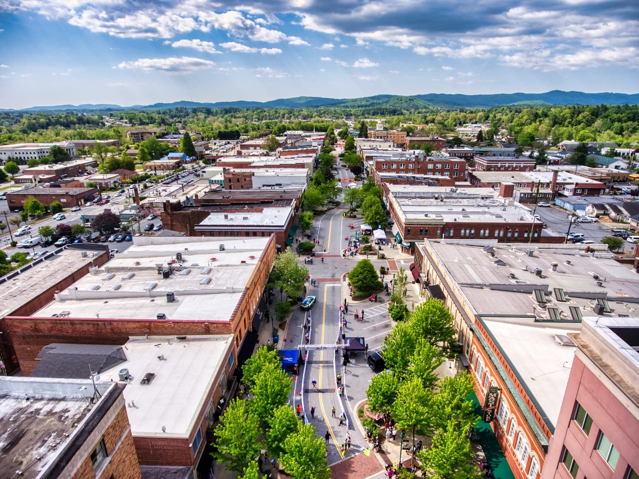 En el centro de Hendersonville, involucra a los niños con algunos de los mejores juegos antiguos y disfruta de otras actividades para toda la familia.