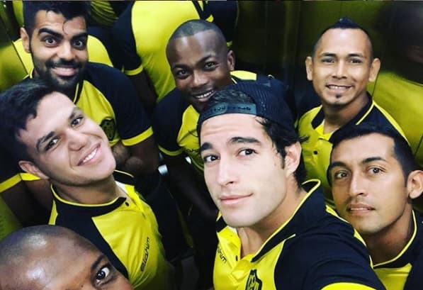 "Yo sí soy
<b>muy a la antigua</b>, sí soy de creer que lo más importante es un hogar. Mi pasión es el fútbol, es la actuación, uno es un hobby, el otro es mi profesión. Mi pasión es mi familia, son mis hermanos, mi mam´á, mi papá", explicó.