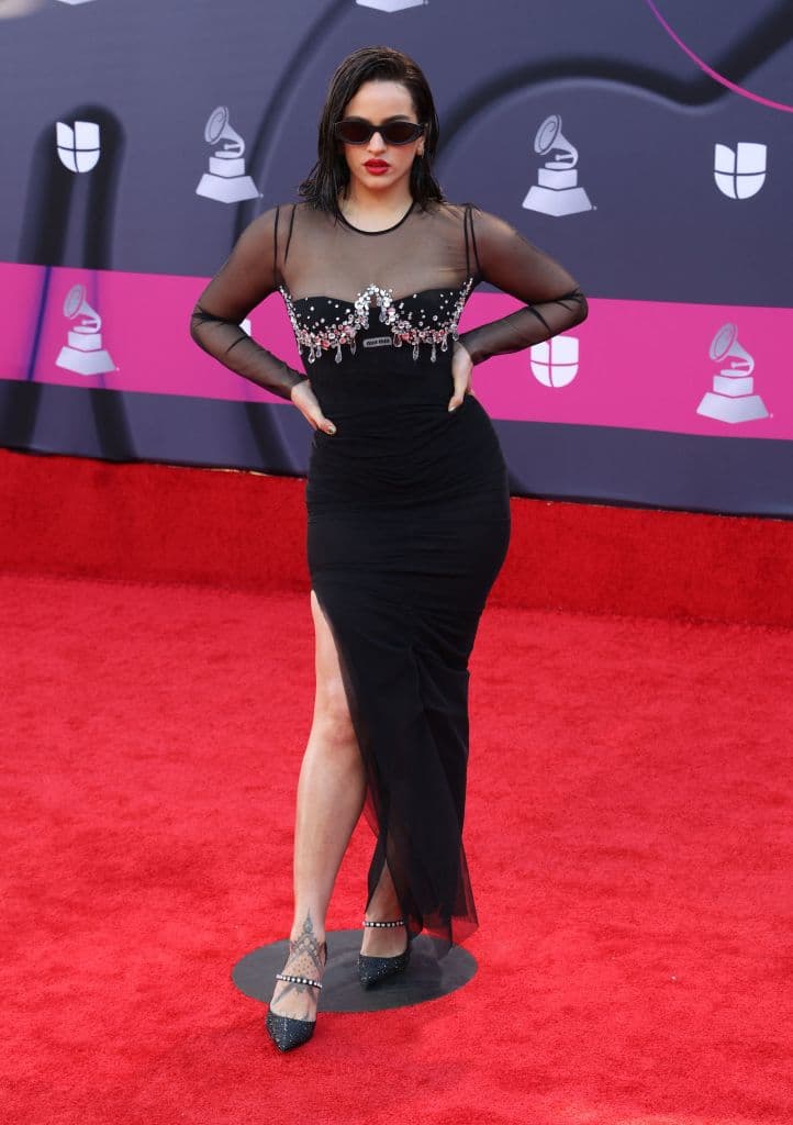 <b>Rosalía</b> eligió un atuendo negro, optó por un diseño largo con abertura en la pierna y lentes oscuros.