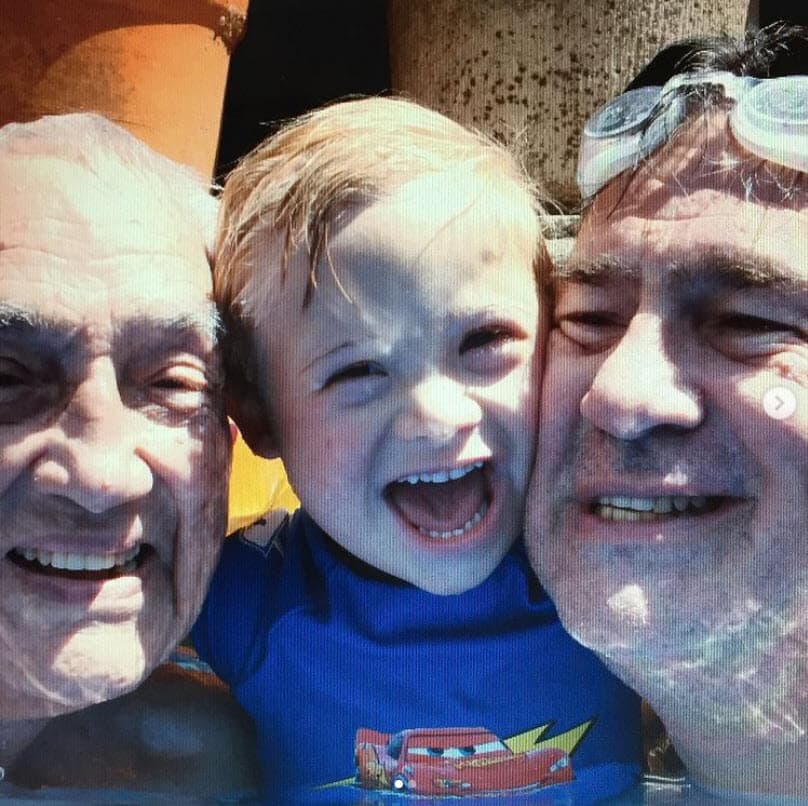 Su papá, de 77 años, luchaba contra el covid-19, 
<b><a href="https://www.univision.com/famosos/lety-calderon-confirma-esta-hospitalizada-covid-19" target="_blank">virus que también contrajo la actriz</a></b>; sus dos hijos, Luciano (16 años) y Carlo (15); y Alejandro, su hermano. 
<br>