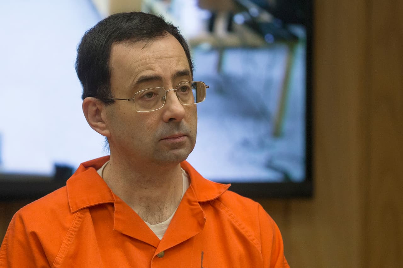 Arrestan al supervisor de Larry Nassar como médico deportivo de la Universidad de Michigan