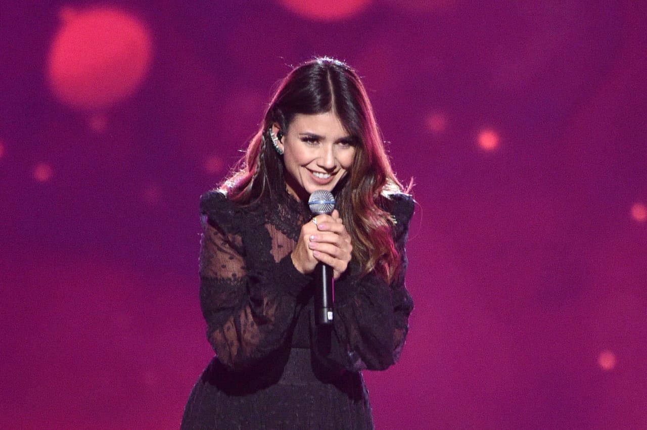 Por su parte, la brasileña Paula Fernandes le cantó en portugués 'Para tu amor'.